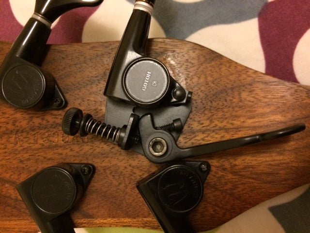 Does a Hipshot Xtender fit on a Warwick bass?